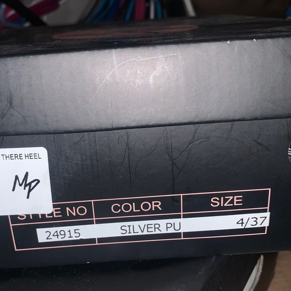 Silver heels - Picture 2 of 2